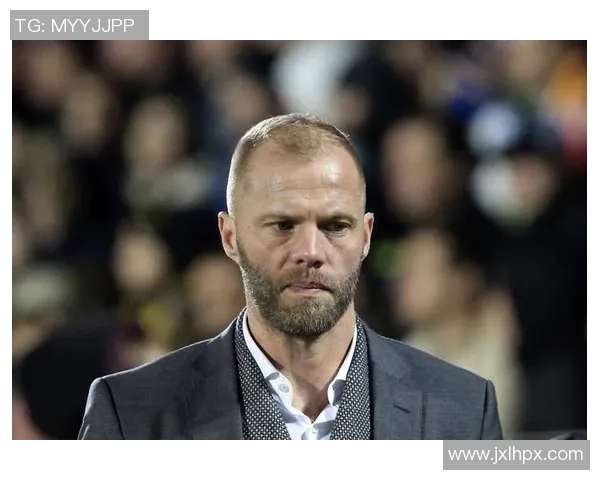 光头球星的传奇足球之路 从赛场到生活的独特魅力揭秘