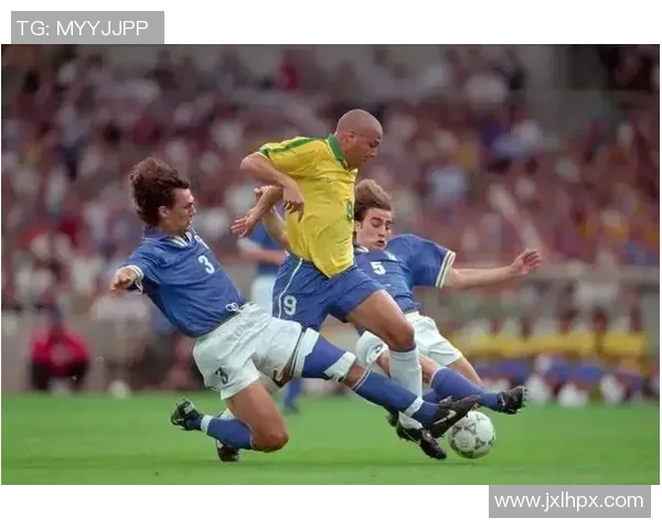 全球足球巨星面貌大揭秘：通过照片轻松识别世界级球员的秘诀