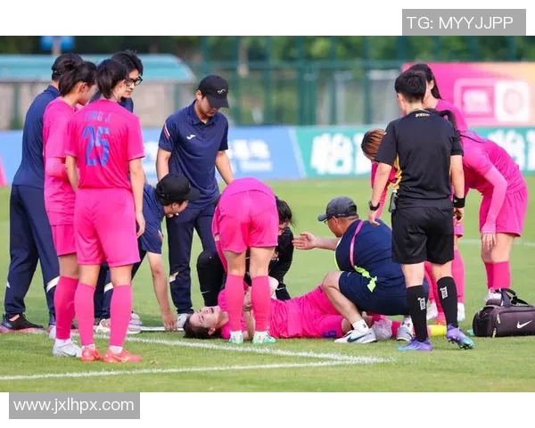 足球明星与女生合影瞬间展现亲密友谊与热爱体育的完美结合